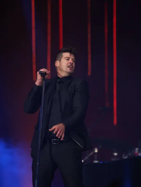 Robin Thicke akan melakukan aksinya ketika ia melantunkan lagu yang bertajuk "'Magic', 'Lost Without You', 'Back Together', 'Love After War'. (Andy Masela/Bintang.com)