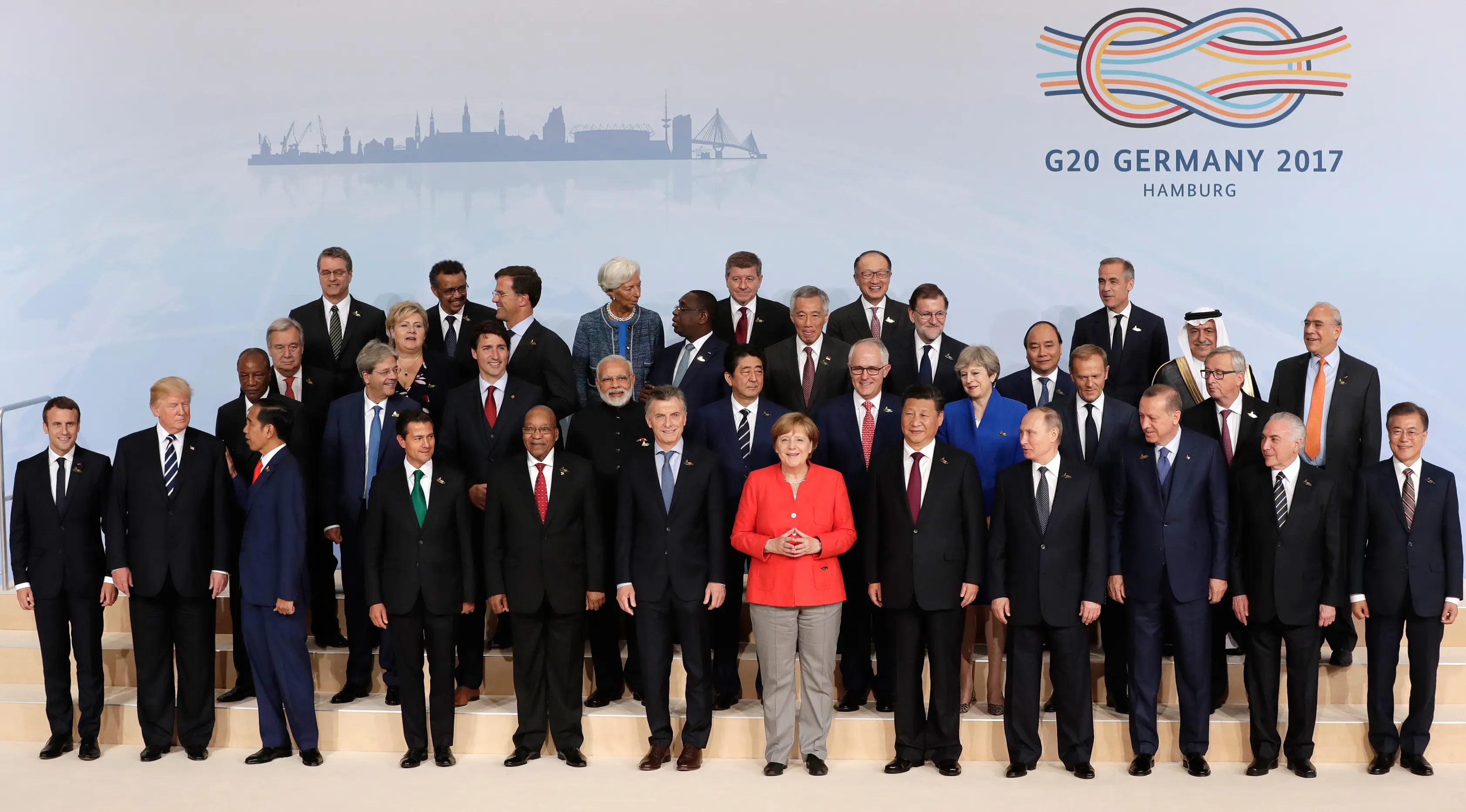 Para pemimpin negara foto bersama pada hari pertama pertemuan puncak KTT G-20 di Hamburg, Jerman utara, Jumat, (7/7). (AP Photo/Michael Sohn)