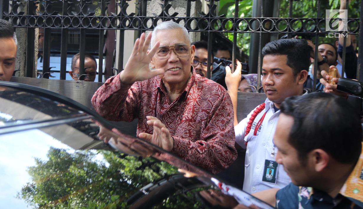 Wakil presiden Indonesia keenam, Try Sutrisno melambaikan tangan ke arah wartawan usai melayat ke kediaman Probosutedjo di Jakarta, Senin (26/3). Almarhum Probosutedjo akan dimakamkan di Yogyakarta. (Liputan6.com/Arya Manggala)