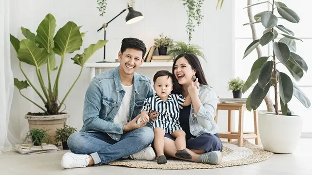 6 Gaya Pemotretan Keluarga Tasya Kamila, Kompak Pakai Denim