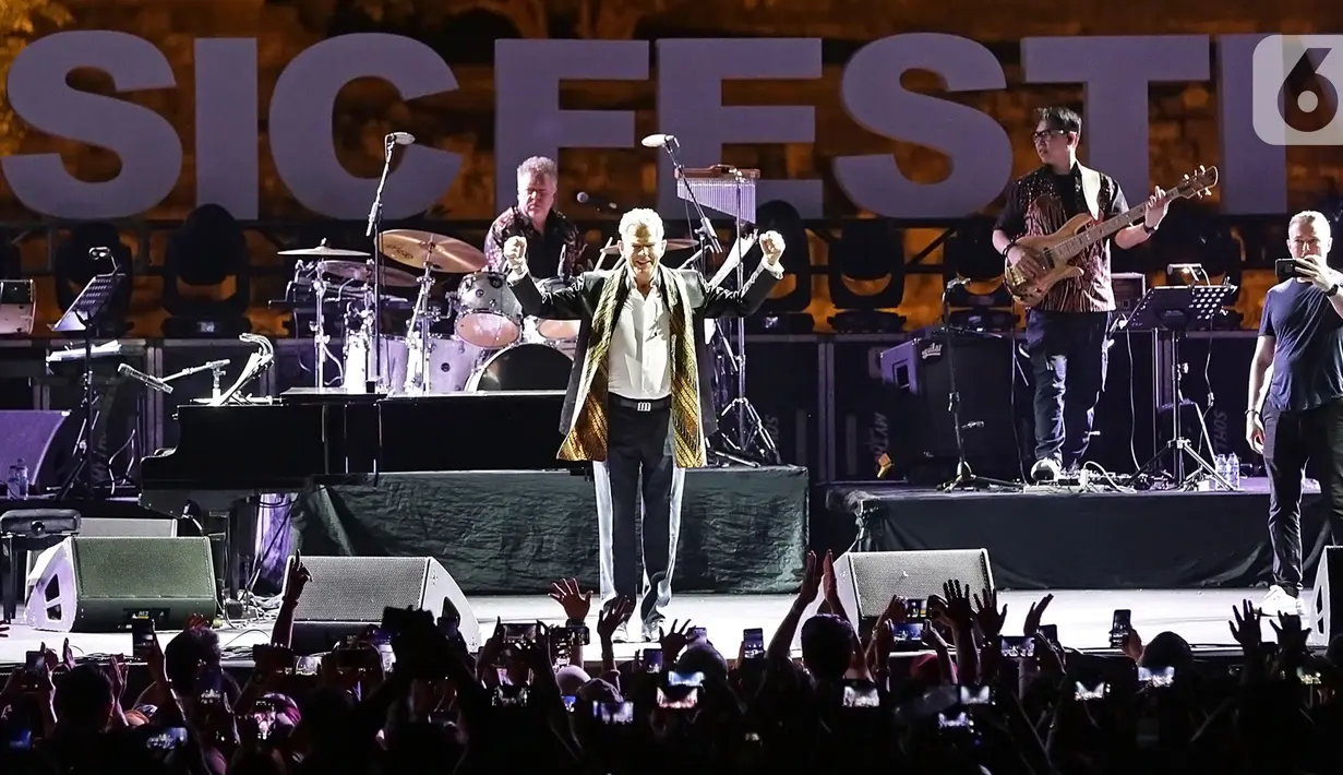 Komposer dunia David Foster menyapa penonton dalam gelaran Batik Music Festival 2019 di Candi Prambanan, Yogyakarta, Sabtu (5/10/2019). Meski di usia yang hampir menginjak 70 tahun, David Foster tetap tampil prima di hadapan ribuan penonton. (Kapanlagi.com/Bambang Ekoros Purnama)
