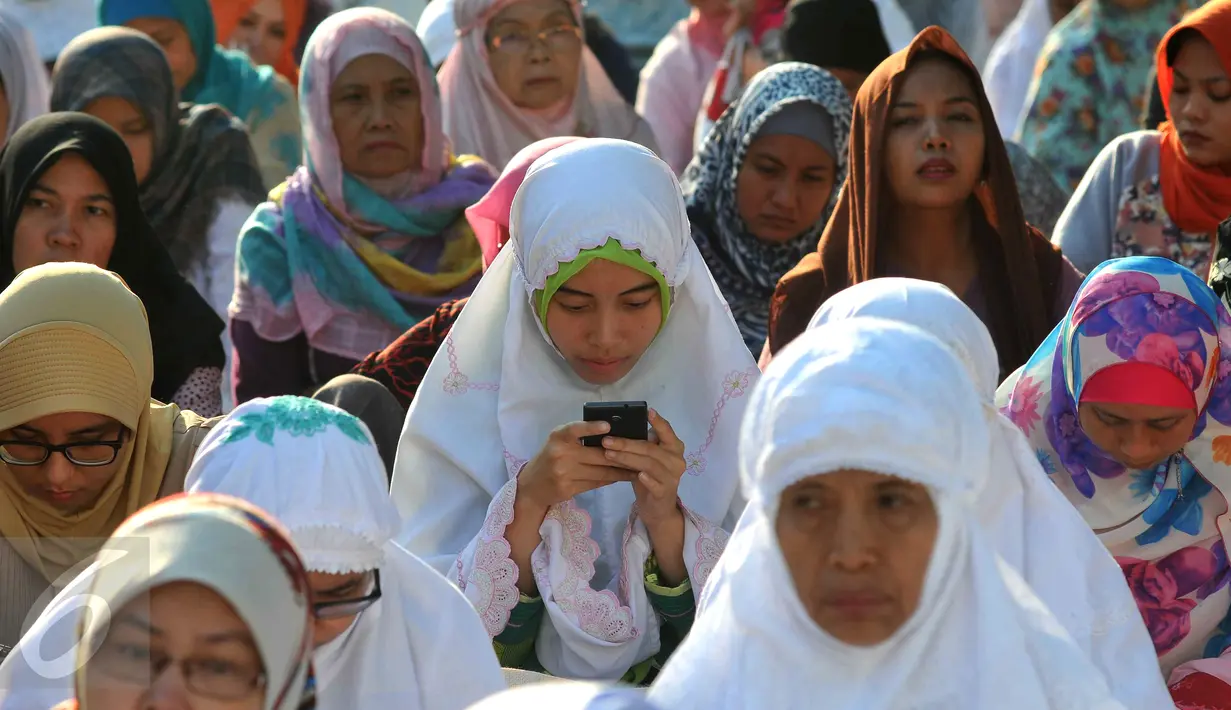 Ribuan warga Muhamadiyah melaksanakan Salat Idul Adha 1436 H di halaman Kampus UHAMKA, Jakarta, Rabu (23/9/2015). Muhammadiyah meminta pemerintah menetapkan libur dua hari karena adanya perbedaan waktu pelaksanaan. (Liputan6.com/Gempur M Surya)