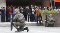 Tentara militer Korea Selatan mengambil bagian dalam latihan anti-terorisme di stasiun kereta bawah tanah Shindorim di Seoul, Korea Selatan, Selasa (29/10/2019). Latihan anti-terorisme bulan ini dikombinasikan dengan latihan pencegahan bencana. (AP Photo/Ahn Young-joon)