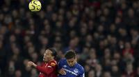 Bek Liverpool, Virgil van Dijk (kiri) berebut bola udara dengan pemain Everrton, Dominic Calvert-Lewin  pada pertandingan lanjutan Liga Inggris di Stadion Anfield, Rabu (4/12/2019). Liverpool menang telak 5-2 atas Everton. (AP Photo/Jon Super)
