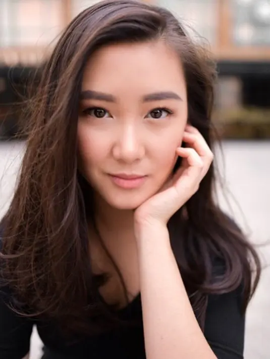 Memegang gelar sarjana dari kampus luar negeri, Karen Vendela pernah mengenyam pendidikan di The Fashion Institute of Design & Merchandising (FIDM) Amerika Serikat. (Liputan6.com/IG/karbearv)