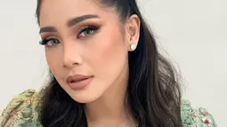 Unggahan terbaru Tasya Farasya ini pun berhasil mencuri perhatian netizen. Pasalnya, ia terlihat merias wajah Nagita Slavina dengan makeup bold. (Liputan6.com/IG/@tasyafarasya)