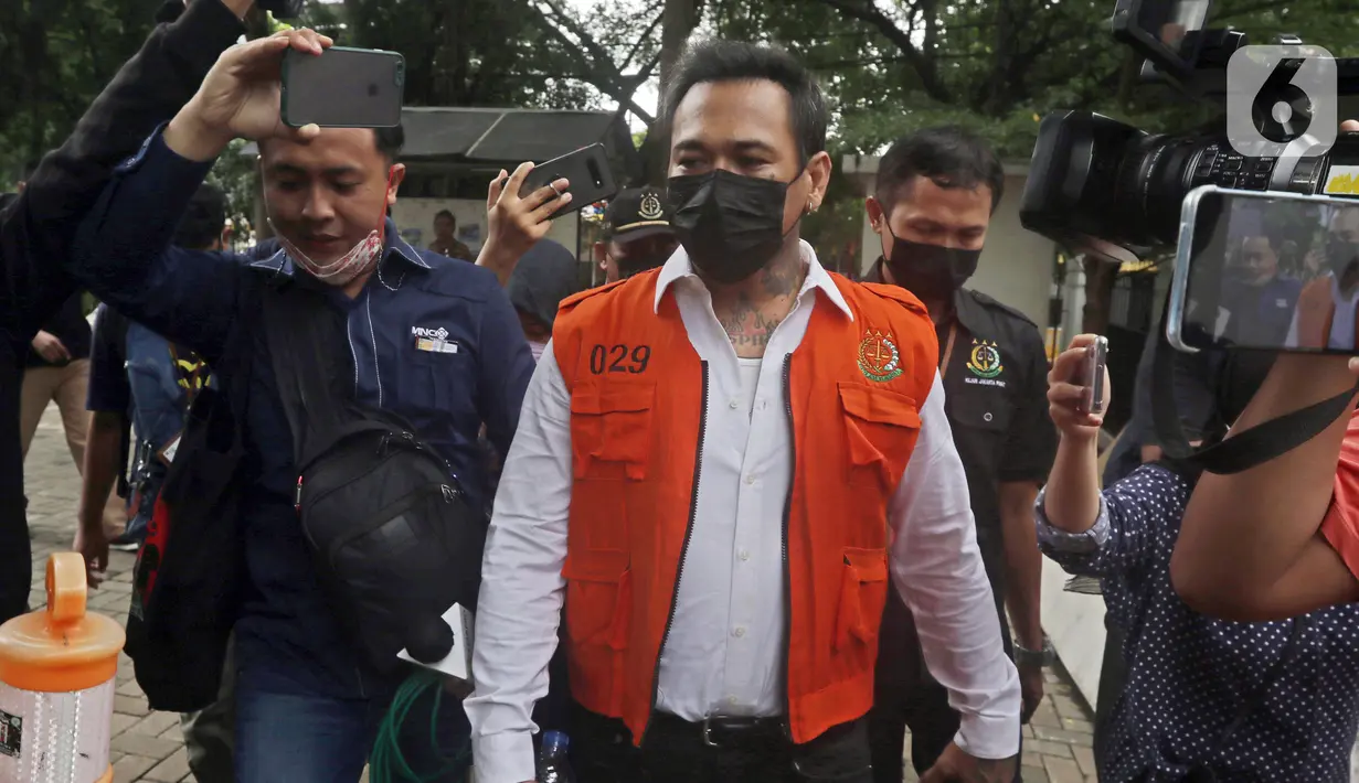 Musisi I Gede Ari Aryastina alias Jerinx (tengah) bersiap menjalani sidang kasus dugaan pengancaman di Pengadilan Negeri Jakarta Pusat, Rabu (12/1/2022). Sidang beragendakan mendengar keterangan saksi, Adam Deni dan Elsya Rosana. (Liputan6.com/Helmi Fithriansyah)