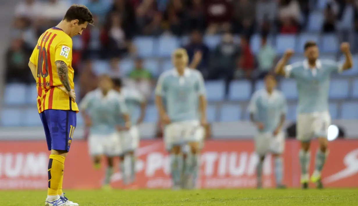 Ekspresi Lionel Messi setelah gawang Barcelona kembali kebobolan oleh pemain Celta Vigo dalam lanjutan La Liga Spanyol di Stadion Balaidos, Vigo, Spanyol, Kamis (24/9/2015) dini hari WIB. (Reuters/Miguel Vidal)