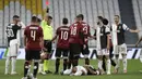 Pemain AC Milan Ante Rebic (tengah) mendapat kartu merah saat menghadapi Juventus pada leg kedua Coppa Italia di Allianz Stadium, Turin, Italia, Jumat (12/6/2020). Juventus sukses melaju ke final Coppa Italia setelah bermain 0-0. (AP Photo/Luca Bruno)