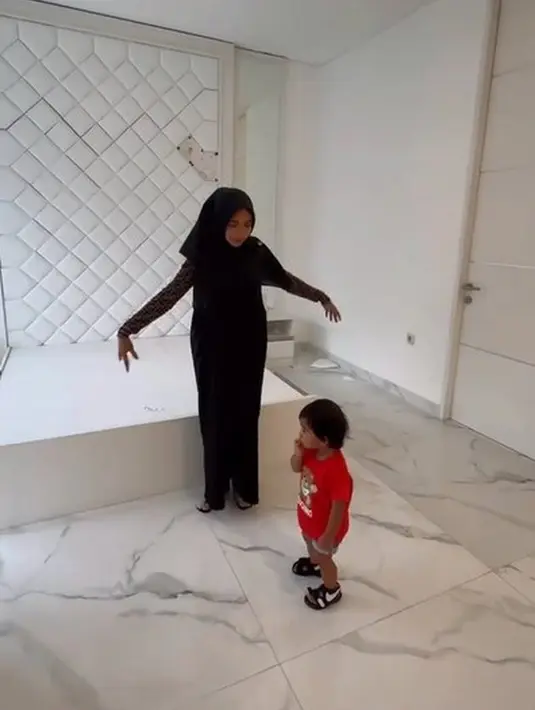 Kamar Ria Ricis juga dengan dominasi warna putih. Ricis mengaku, ia menempati rumah tersebut sampai hamil putri pertamanya. Setelah anaknya lahir, baru kemudian pindah ke rumah barunya. [tiktok.com/@riaricis]