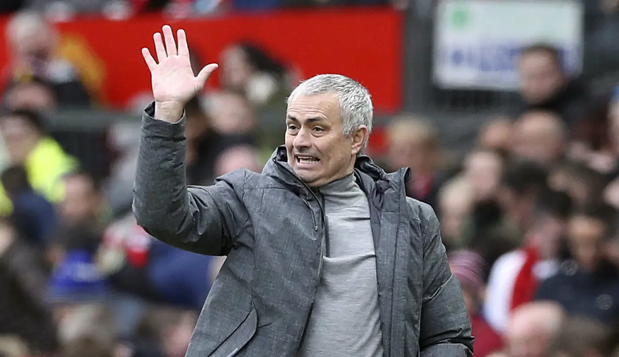 Ekspresi pelatih Manchester United, Jose Mourinho memberikan instruksi kepada anak asuhnya saat melawan AFC Bournemouth  pada lanjutan Premier League pekan ke-27 di Old Trafford, Manchester, (4/3/2017). MU diatahan imbang 1-1. (Martin Rickett/PA via AP)