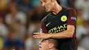 Duel udara antara pemain Manchester City, David Silva dengan pemain Steaua Bucharest, Marko Momcilovic dalam play-off pertama Liga Champions di Arena Nationala, Selasa (16/8).  Man City membantai Steaua Bucharest 5-0. (REUTERS)