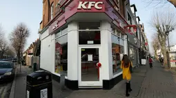 Pengumuman penutupan sementara terpampang di luar gerai makanan cepat saji KFC Surbiton, London, Inggris, Rabu (21/2). Dalam pengumumannya, KFC menyatakan mengalami krisis ayam lantaran mengalami masalah operasional di jalur distribusi. (AP/Matt Dunham)