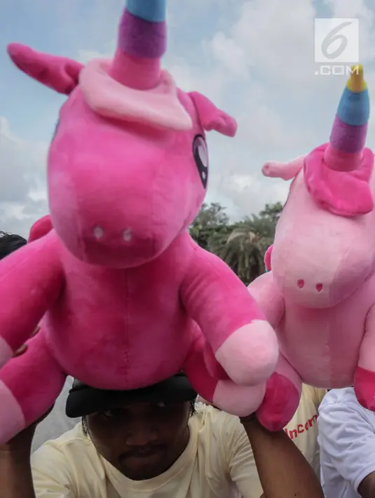 Massa Komunitas Blogger Milenial (KBM) membawa boneka unicorn saat menggelar aksi #SaveUnicorn di Jakarta, Selasa (19/2). Massa mengaku kecewa terhadap pernyataan salah satu capres terkait unicorn saat debat kedua. (Liputan6.com/Faizal Fanani)