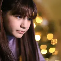 Meski sibuk dengan kegiatanya menjalani syuting, Cassandra Lee masih menyempatkan untuk menghias pohon Natal. Perempuan yang biasa disapa Casie itu menghias pohon Natal merupakan hal yang menyenangkan. (Adrian Putra/Bintang.com)