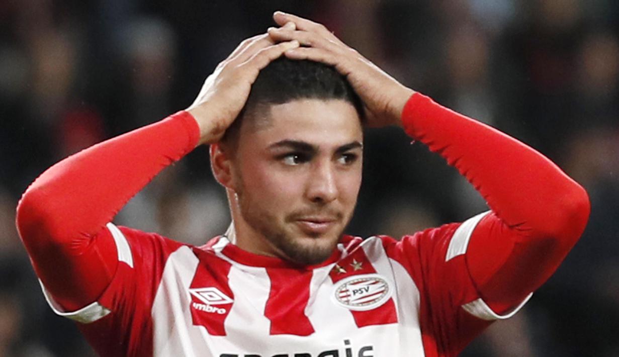 Pemain PSV Eindhoven, Hirving Lozano, tampak kecewa setelah gagal mencetak gol ke gawang Barcelona pada laga Liga Champions di Stadion Philips, Rabu (28/11). Barcelona menang 2-1 atas PSV Eindhoven. (AP/Peter Dejong)