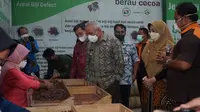 Gubernur Kaltim saat meninjau langsung pegolahan Kakao di Kabupaten Berau hasil binaan PT Berau Coal.