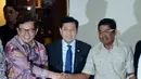 Ketua DPR RI Setya Novanto (dua kiri) menyaksikan Perwakilan KIH Fraksi PDIP Pramono Anung (kiri) bersalaman dengan Ketua Harian Koalisi Merah Putih Idrus Marham (kanan), Jakarta, Senin (10/11/2014) (Liputan6.com/Andrian M Tunay)
