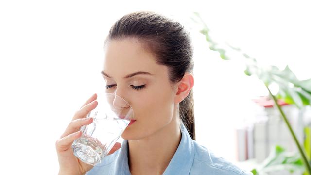 Ilustrasi Minum Air Putih (sumber: freepik)