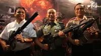 Direktur Utama PT Pindad Abraham Mose, KSAD Jenderal TNI Mulyono, Wakapolri Komjen Syafruddin memamerkan senjata dalam acara pemberian hadiah lomba tembak AARM-27/2017 dan AASAM 17 di Jakarta, Rabu (27/12). (Liputan6.com/Johan Tallo)