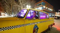 Taksi milik Jon Barnes dapat menghadirkan suasana klub malam.