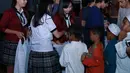 Selain berkumpul dan silaturahmi, acara syukuran sinetron yang telah tayang sejak 10 Agustus 2015 ini juga memberi santunan kepada anak yatim. (Deki Prayoga/Bintang.com)