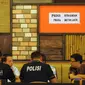 Petugas kepolisian memeriksa keterangan saksi di sekitar lokasi ledakan tabung gas sebuah  rumah makan di Mall Gandaria City, Jakarta, Kamis (19/5/2016).  (Liputan6.com/Helmi Fithriansyah)