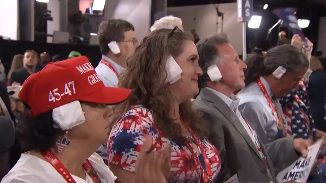 Para pendukung Donald Trump yang hadir dalam Konvensi Nasional Partai Republik (RNC) di Milwaukee terlihat menggunakan perban di telinga kanan. (Dok. AP Video/Mike Householder
