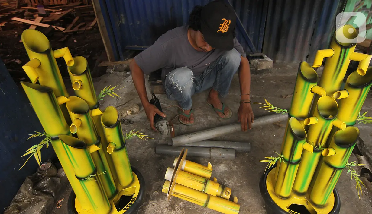 Perajin menyelesaikan pembuatan kerajinan air mancur dari paralon bekas di Abah Matul, Tapos, Depok, Kamis (1/4/2021). Pemerintah memastikan akan melanjutkan program Bantuan Langsung Tunai (BLT) untuk UMKM sebesar Rp1,2 juta untuk setiap pelaku usaha. (Liputan6.com/Herman Zakharia)