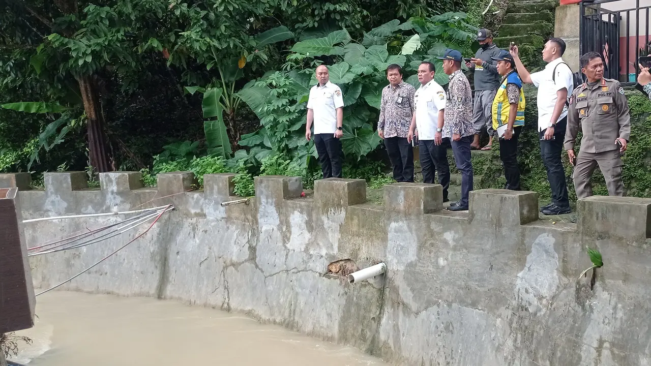 Banjir Kendari, merendam 3000 pemukiman warga dan merusak tanggul sungai.,