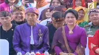 Presiden Jokowi dan Ibu Negara Iriana menghadiri Karnaval Kemerdekaan di Bandung dengan kompak mengenakan busana adat Sunda bernuansa ungu.