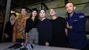 Sekitar 12 lagu akan dibawakan Vina Panduwinata dan Raisa Andriana. Keduanya juga akan diiringi grup musiknya masing-masing. Selain keduanya, acara The Best of 2 Divas Concert juga diramaikan musisi lain. (Deki Prayoga/Bintang.com)