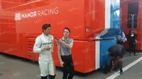 Pebalap Manor Racing asal Indonesia, Rio Haryanto, seusai latihan bebas kedua F1 GP Spanyol di Sirkuit Catalunya, Spanyol, Jumat (13/5/2016). (Bola.com/Reza Khomaini)