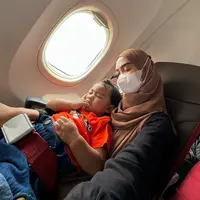 Lewat media sosial Ria Ricis memperlihatkan dirinya bepergian hanya bersama Moana. Tanpa sang suami, Teuku Ryan, Ricis nampak menikmati perjalanan bersama sang putri. [Foto: Instagram/riaricis1795]