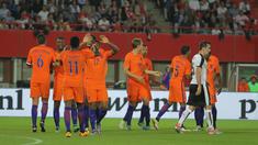Para pemain Belanda merayakan gol yang dicetak ke gawang Austria pada laga ujicoba di Stadion Ernst Happel, Austria Minggu (5/6/2016) dini hari WIB. Austria takluk 0-2 dari Belanda. (Bola.com/Reza Khomaini)