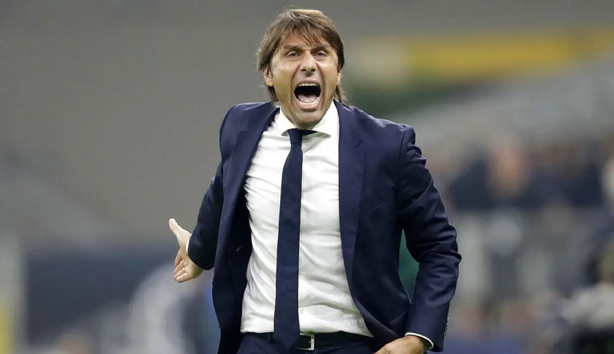 1. Antonio Conte (Inter Milan) - Juru taktik berusia 51 tahun ini berada di puncak daftar pelatih dengan gaji tertinggi di Serie A musim 2020-2021. Bayaran Conte mencapai 12 juta Euro atau setara Rp209 miliar per tahun. (AP/Luca Bruno)