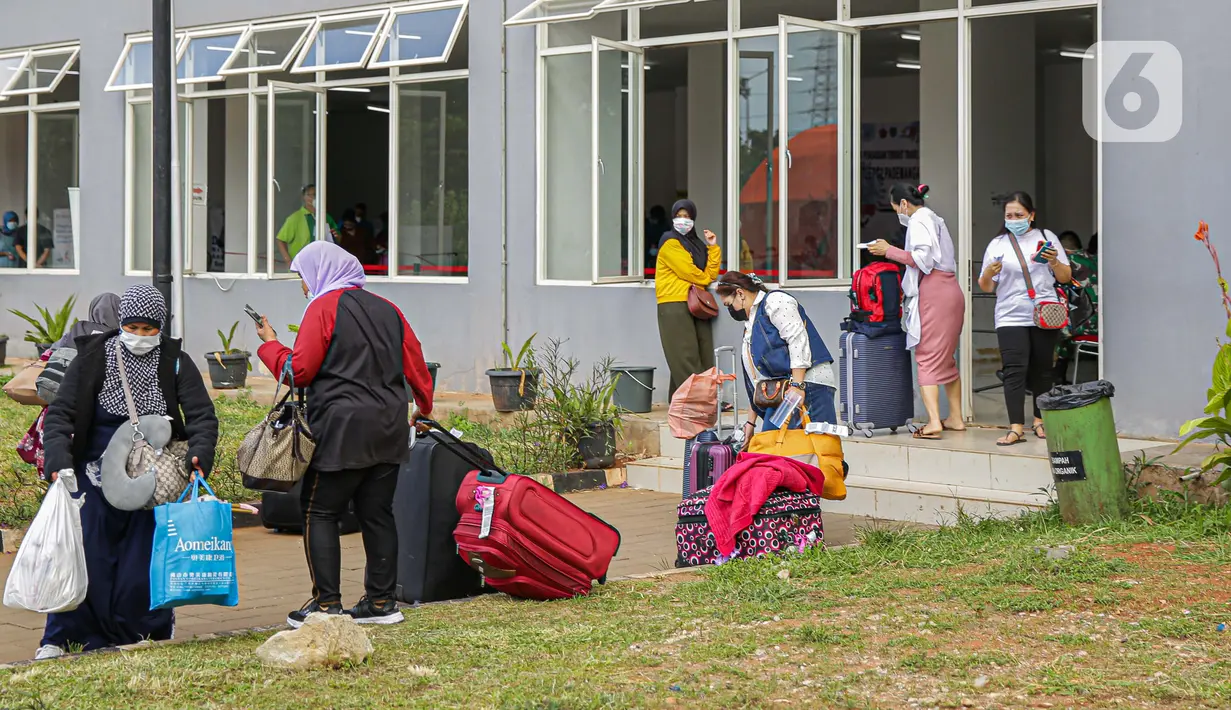 Warga negara Indonesia (WNI) usai menjalani isolasi di RSDC Wisma Atlet Pademangan, Jakarta, Selasa (15/6/2021). Pemerintah mewajibkan WNI yang baru tiba di Indonesia untuk melakukan isolasi selama lima hari guna menghindari penularan COVID-19. (Liputan6.com/Faizal Fanani)