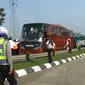 Aparat Gabungan razia bus di jalur menuju kawasan Puncak, Bogor, Jawa Barat, Sabtu (13/5/2017). (Liputan6.com/Achmad Sudarno)