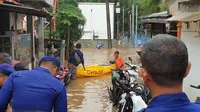 Kawasan Cipinang Melayu, Jakarta Timur, kembali terendam banjir imbas hujan yang mengguyur sejak Selasa (25/2/2020) dini hari. (Liputan6.com/Nanda Perdana Putra)