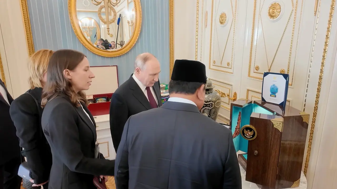 Presiden Prabowo Subianto memberikan vas bunga bercorak batik khas Indonesia serta miniatur Candi Borobudur untuk Presiden Rusia, Vladimir Putin.