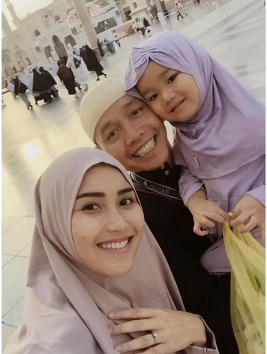 "Smoga sehat smpe tujuan.......dan doakan aku juga smoga aku mendapat anak yg ke2 y uda 8tahun menunggu kehadiran buah hati...........☺" tulis taryono5342. (Instagram/ayutingting92)