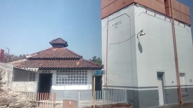 Sebuah bangunan kokoh bercat putih yang didampingi bangunan mungil mushola di sampingnya, masih terlihat kokoh dan gagah di samping perlintasan Stasiun Cibatu, Garut