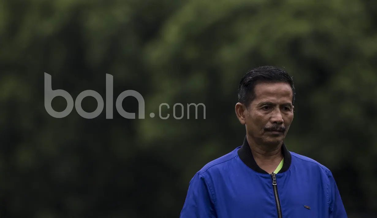 Pelatih Persib Bandung, Djadjang Nurdjaman, memantau latihan anak asuhnya. Mantan pemain Pangerang Biru era 90an ini tidak banyak memberikan instruksi pada latihan sore tadi. (Bola.com/Vitalis Yogi Trisna)