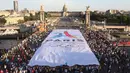 Banner raksasa dibentangkan dekat sebagai bentuk dukungan kepada Paris untuk menjadi tuan rumah penyelenggara Olimpiade 2024 dekat jembatan Alexandre III di Paris, (24/6/2017). (AFP/Paris City Hall Press Office/Jean-Baptiste Gurliat)