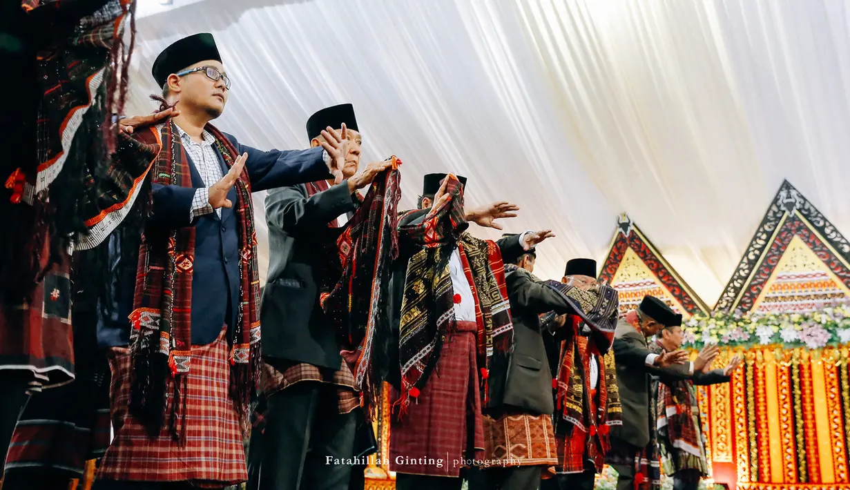 Acara siang tadi, dimulai kembali dengan marlongit yang diisi oleh Harajoan Mandailing dan Harajoan Tabagsel. Sekitar empat jam acara ini, hingga menjelang azan magrib. (Foto: Fatahillah Ginting Fotography Medan)