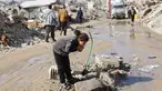 Warga Palestina yang mengungsi hidup di tengah reruntuhan rumah dan bangunan yang hancur akibat serangan militer Israel selama lebih dari dua tahun di wilayah Gaza, minum air dari keran umum, di kamp pengungsi Jabalia, di Jalur Gaza utara pada Sabtu 17 Januari 2026. Gedung Putih membentuk Komite Nasional untuk Administrasi Gaza (National Committee for the Administration of Gaza/NCAG) dan Dewan Perdamaian Gaza. (Omar AL-QATTAA/AFP)