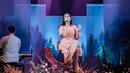 Wanita kelahiran 1990 ini menggunakan dress simple berwarna pink dipadukan heels warna nude. (Liputan6.com/IG/@raisa6690)