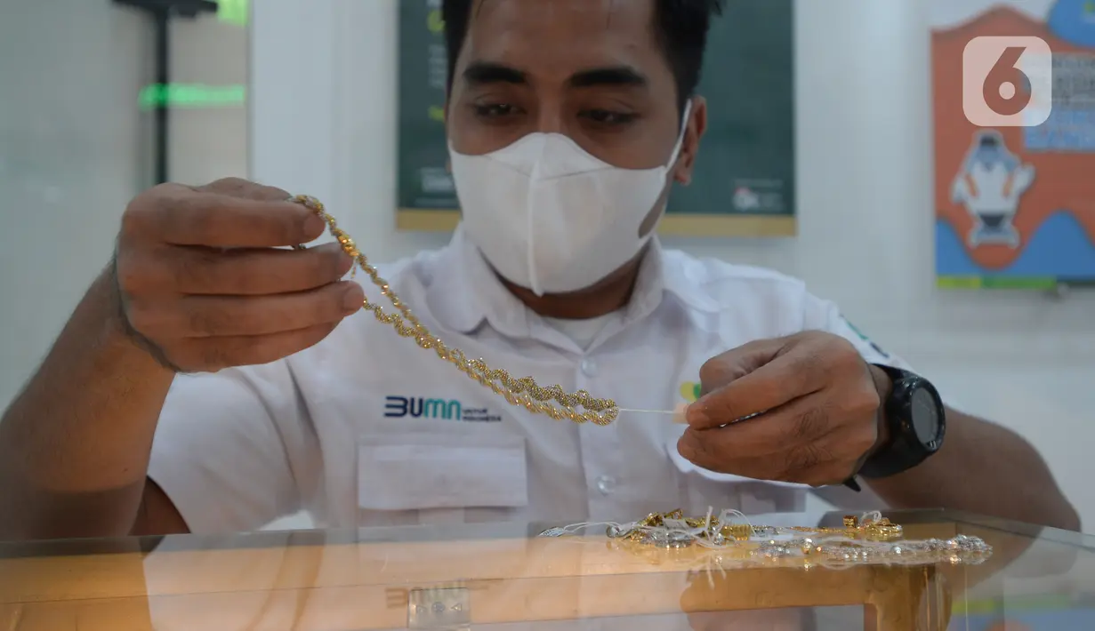 Petugas pegadaian memperlihatkan lelang emas perhiasan di kantor pusat Pegadaian, Jakarta, Selasa (20/4/2021). PT Pegadaian (Persero) terus berupaya memberikan pelayanan kepada masyarakat Indonesia. (merdeka.com/Imam Buhori)