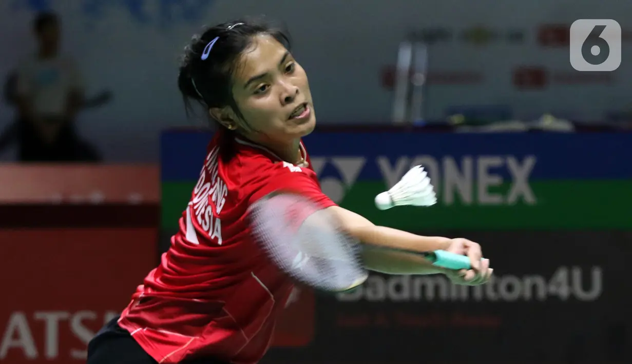 Pebulutangkis tunggal putri Indonesia, Gregoria Mariska Tunjung mengembalikan kok ke arah Han Yue (China) di babak Perempat Final Indonesia Masters 2023 di Istora Senayan, Jakarta, Jumat (27/1/2023). Gregoria menyerah dalam pertarungan panjang 1 jam 4 menit di Istora Senayan. (Liputan6.com/Helmi Fithriansyah)