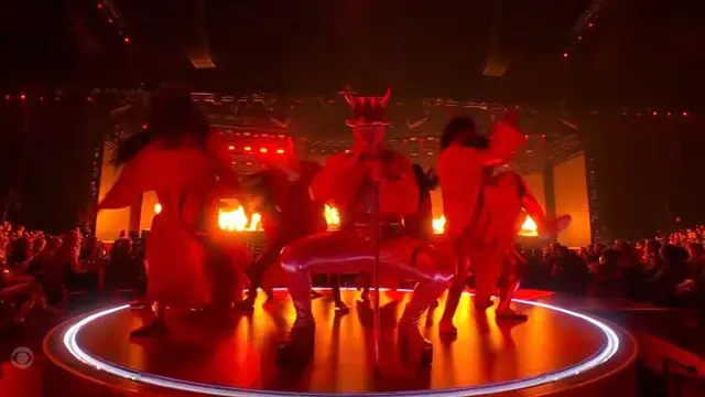 Gaya Nyentrik Serba Merah Sam Smith dan Pasukannya di Grammy Awards 2023, Tuai Kontroversi